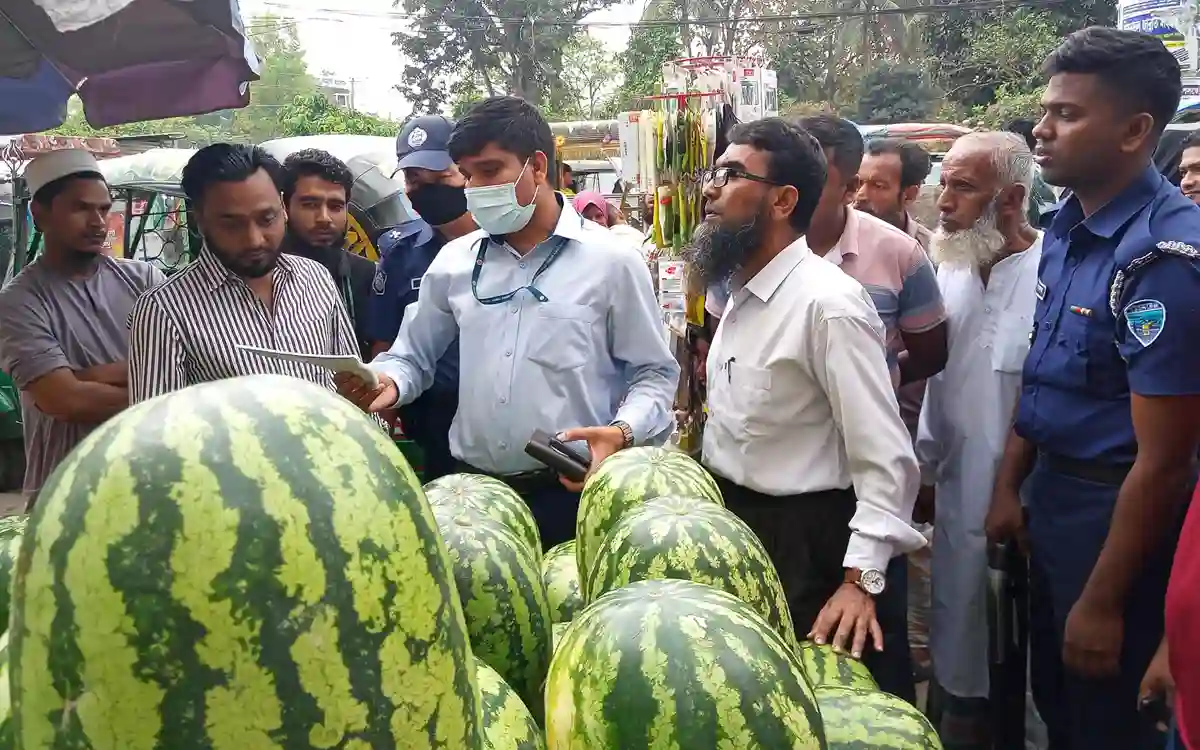 In consumer campaign in Comilla, one leap watermelon is sold for Tk 600 to Tk 300