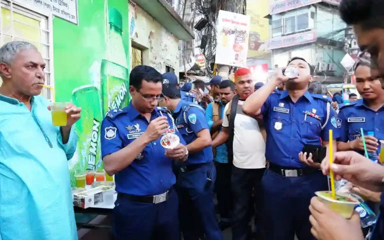 Police Superintendent of Cumilla broke fast with them in the street in honor of the traffic police