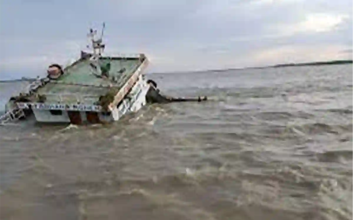 Cargo ship sinks in Bay of Bengal, 12 sailors are floating in the sea