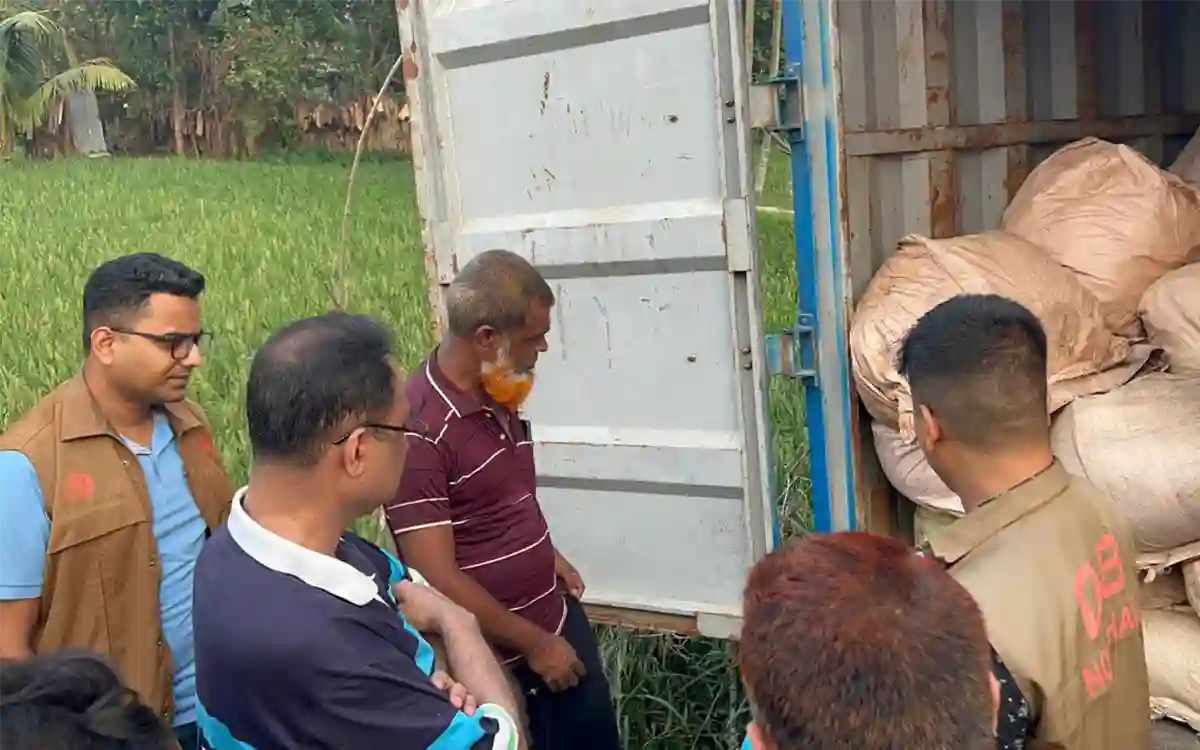 Helper-driver arrested with 2 tons of coffee powder in Hatia