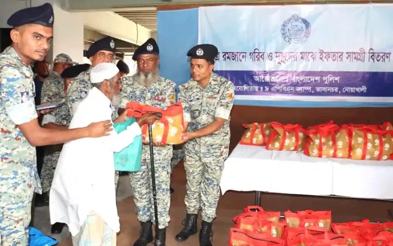পুলিশের পক্ষ থেকে ভাসানচরের রোহিঙ্গাদের মাঝে ইফতার বিতরণ