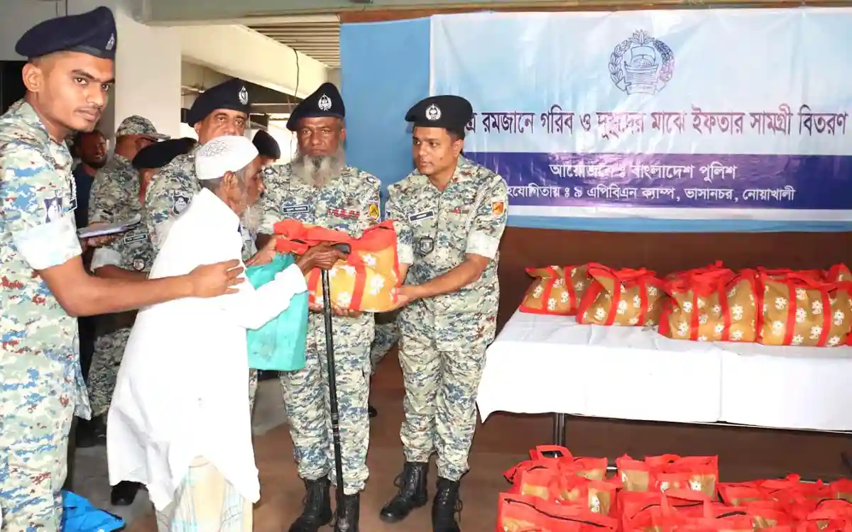 পুলিশের পক্ষ থেকে ভাসানচরের রোহিঙ্গাদের মাঝে ইফতার বিতরণ