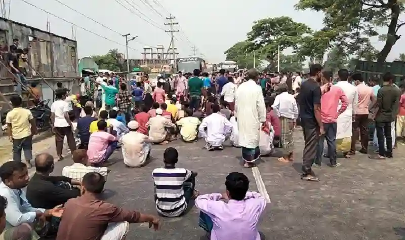 Highway blockade in Cumilla to demand justice for killers of auto drivers