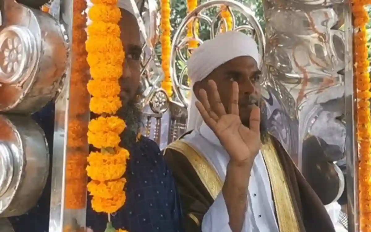 The Muslims gave a royal farewell to the imam by riding in a horse carriage