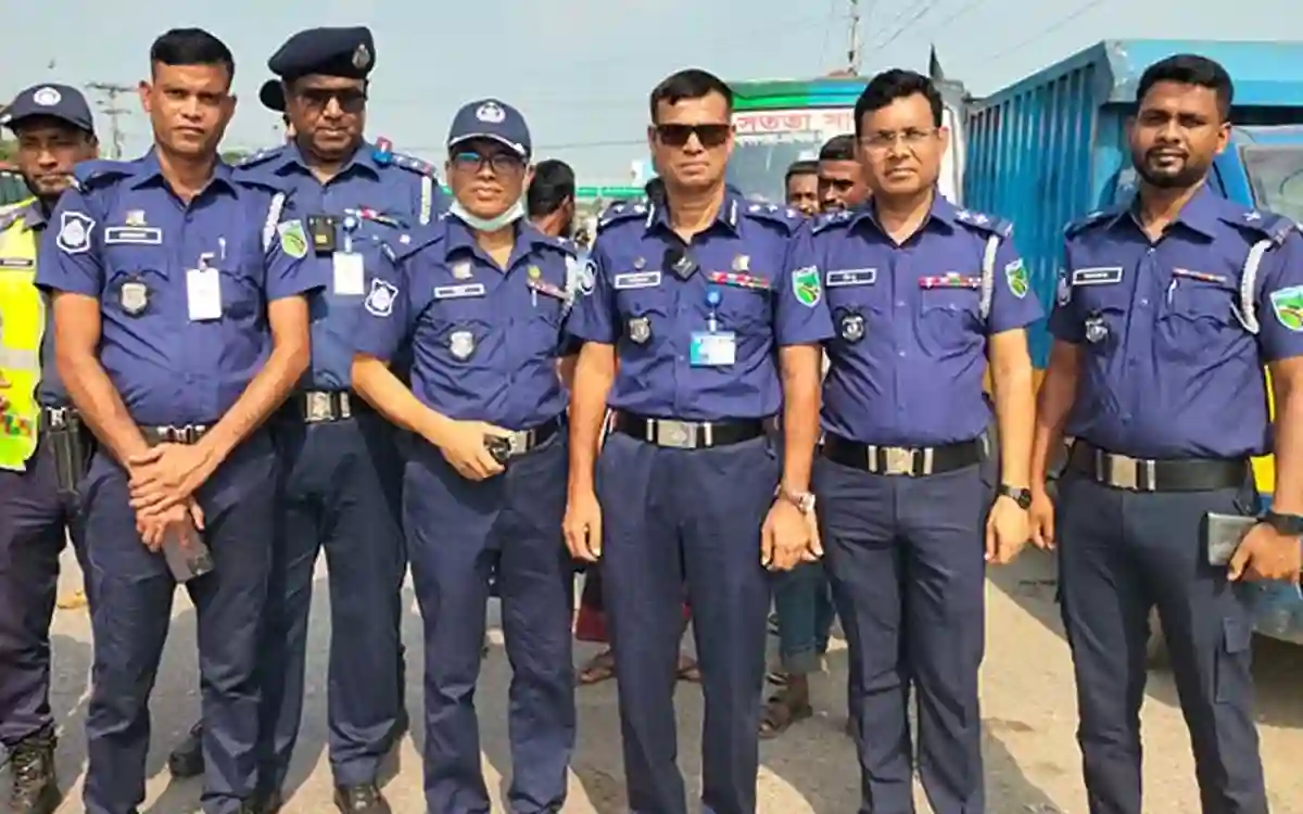 The highway police have come down on the highway to make the Eid journey in Cumilla comfortable