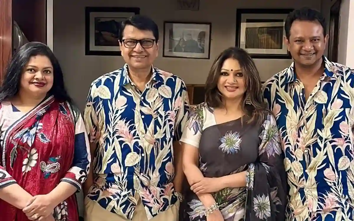 Actor Alamgir came in one frame with 3 children