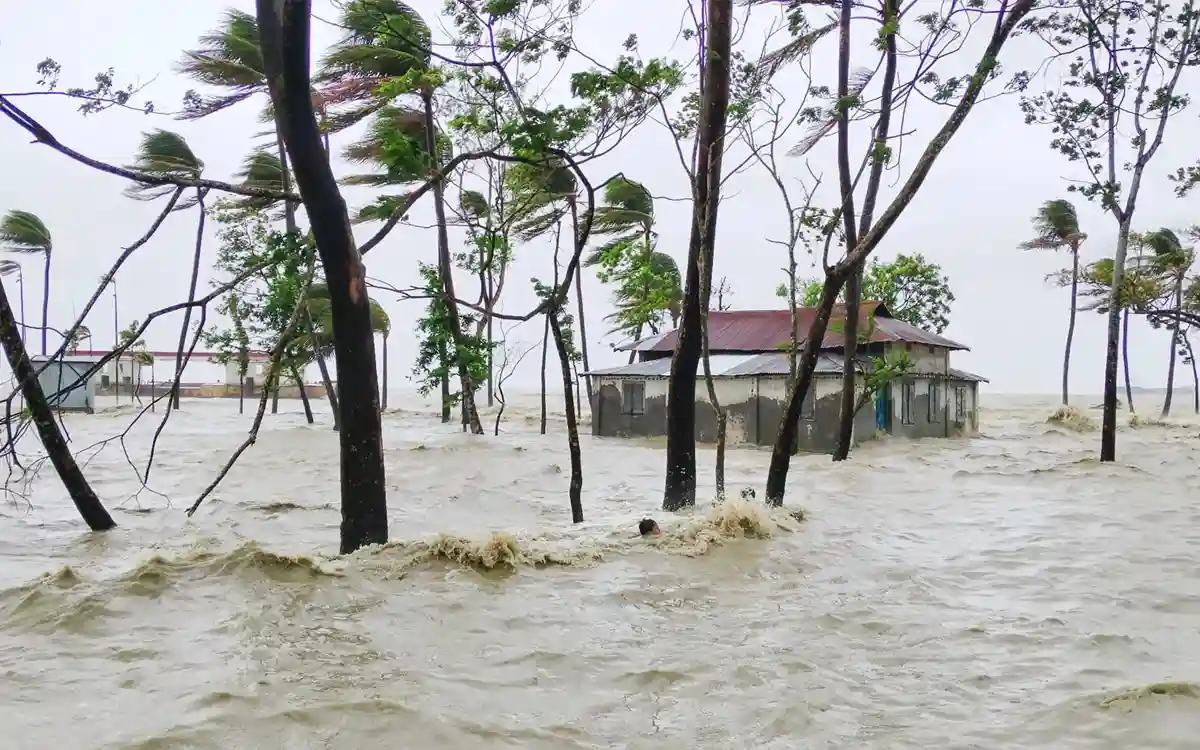 ঘূর্ণিঝড় রেমাল: হাতিয়ার ১৪ গ্রাম প্লাবিত, পানিবন্দি হাজারো মানুষ