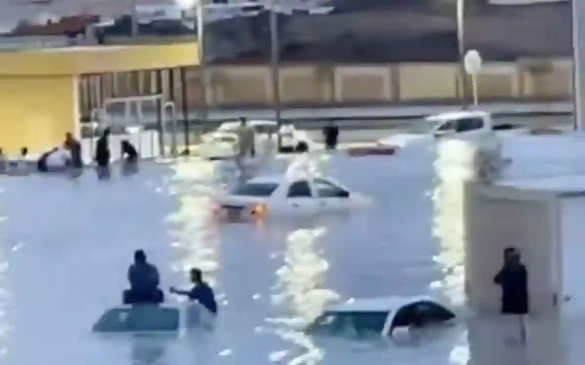 Flooding due to heavy rain in Saudi Arabia, red alert issued in Madinah