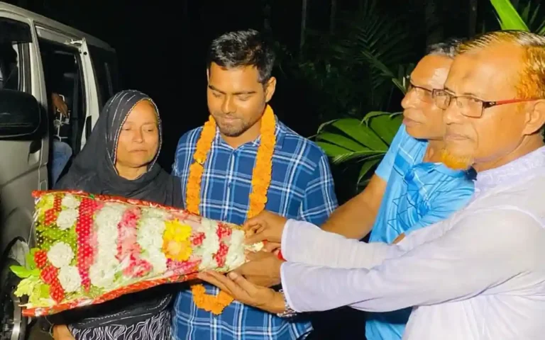 ঘুম থেকে উঠে দেখতাম অস্ত্র আমাদের দিকে তাককরা: নাবিক রাজু