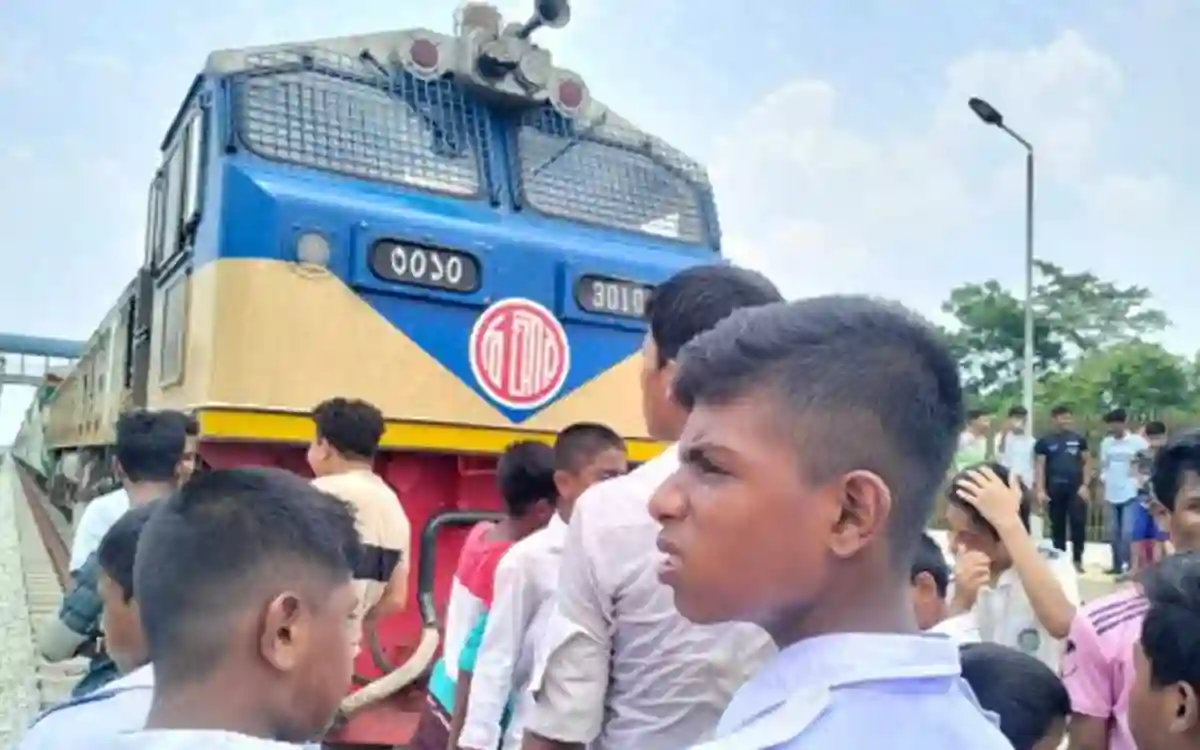 School girl killed by train in Cumilla, blockade on railway line