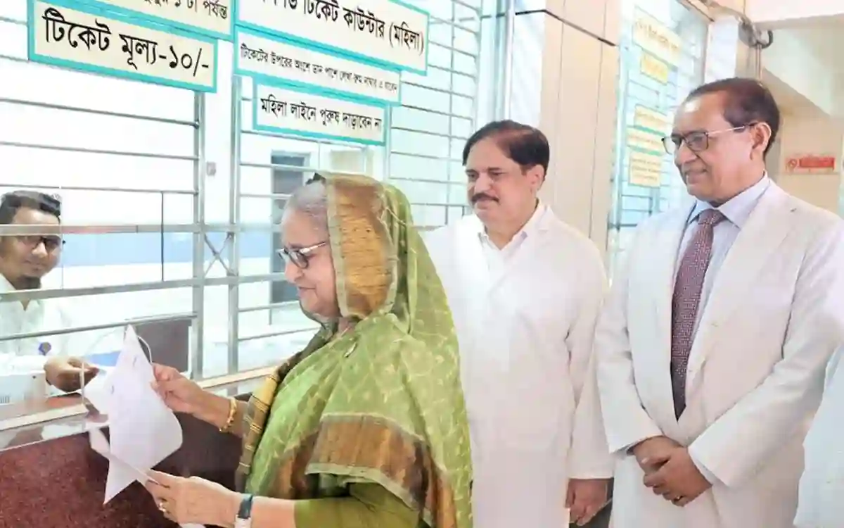 The Prime Minister showed his eyes by buying a ticket at the hospital for 10 taka