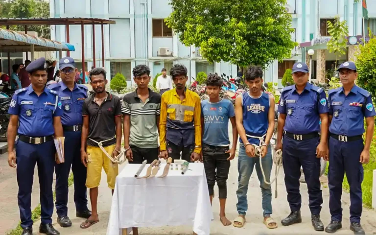গৌরীপুরে রাত্রীকালীন টহলের সময় ডাকাত দলের ৫ সদস্য গ্রেপ্তার