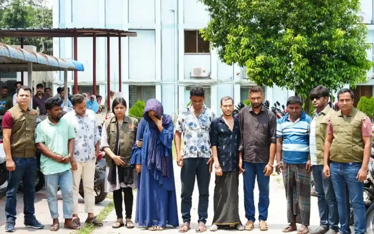 stole lakhs of Takas by falling in the love trap