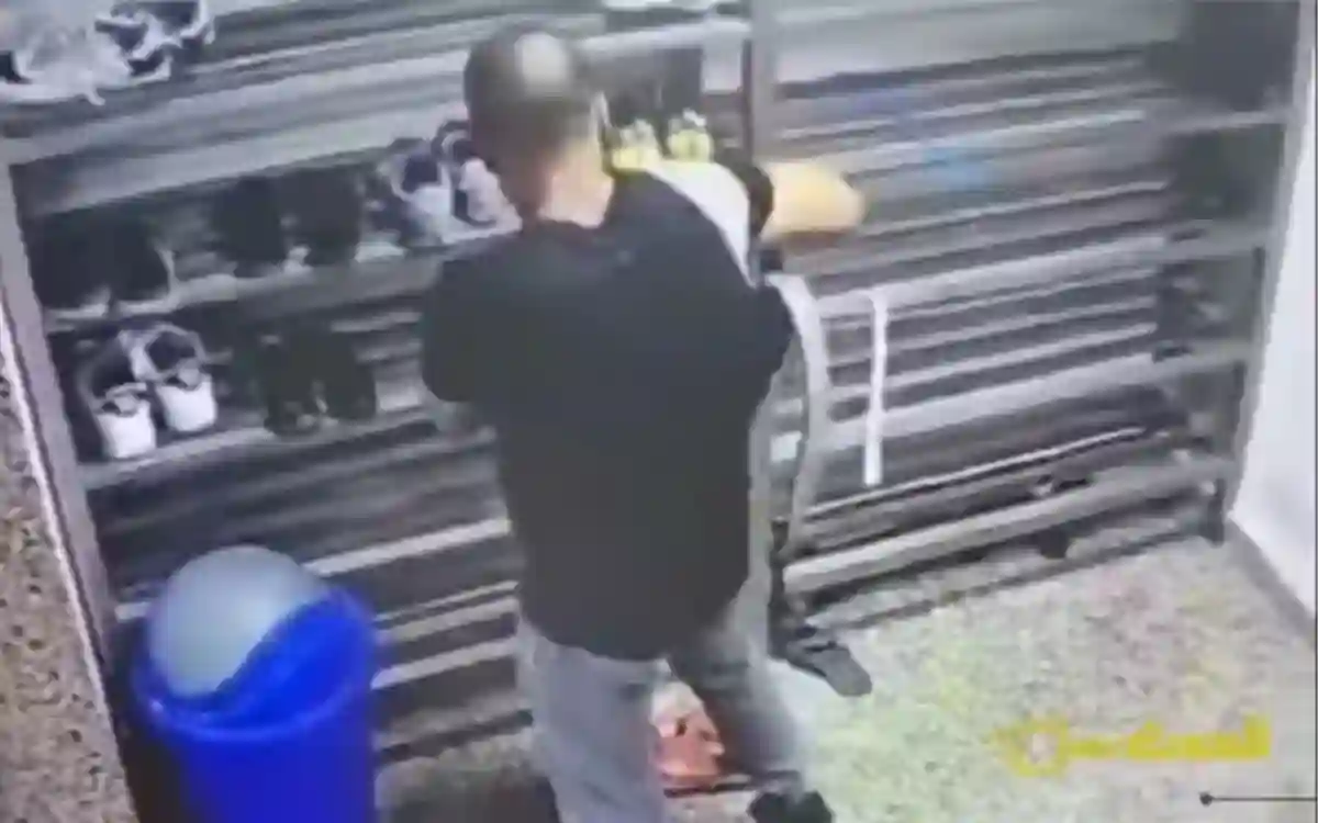 Shoes stolen from the mosque, expatriates are sent back to Kuwait!