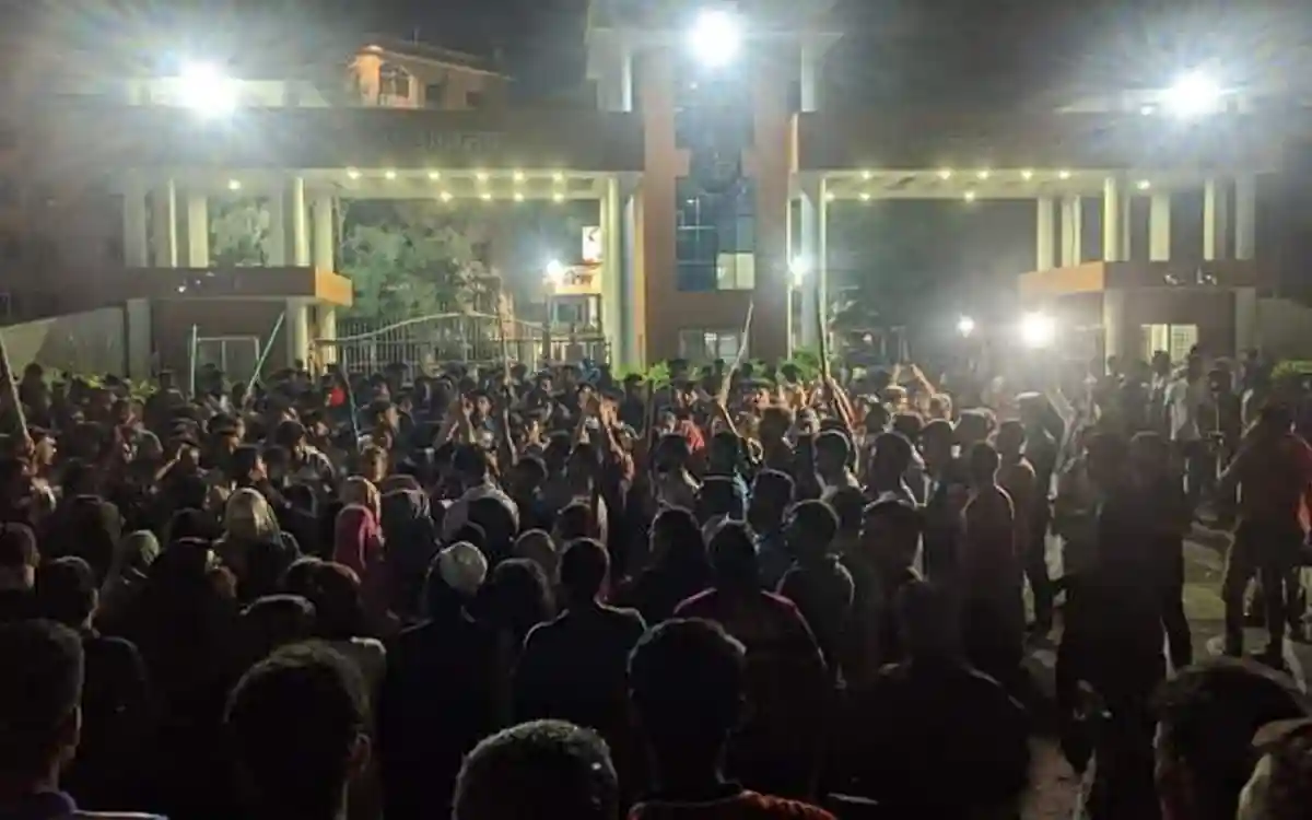 হামলার প্রতিবাদে ফের বরিশাল-কুয়াকাটা মহাসড়ক অবরোধ ববি শিক্ষার্থীদের