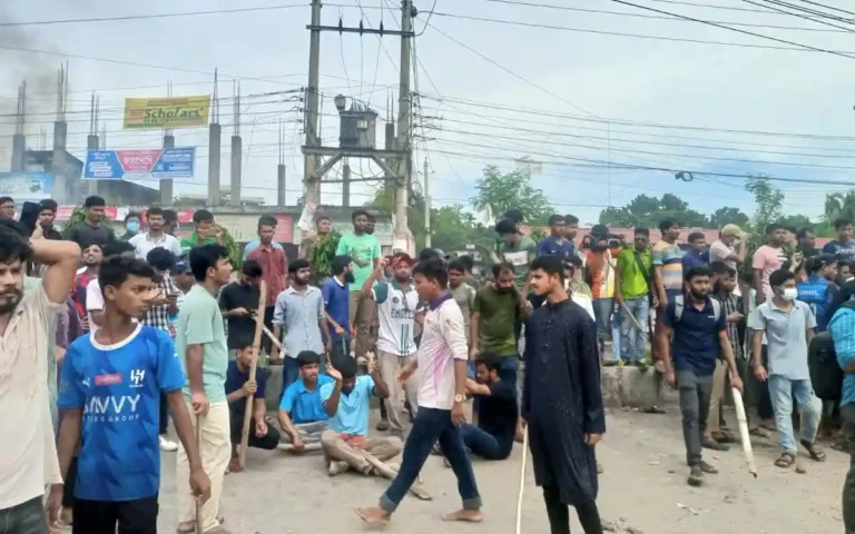বেগম রোকেয়া বিশ্ববিদ্যালয়ে পেছনের দেয়াল টপকে পালালেন ছাত্রলীগ-যুবলীগ নেতা-কর্মীরা