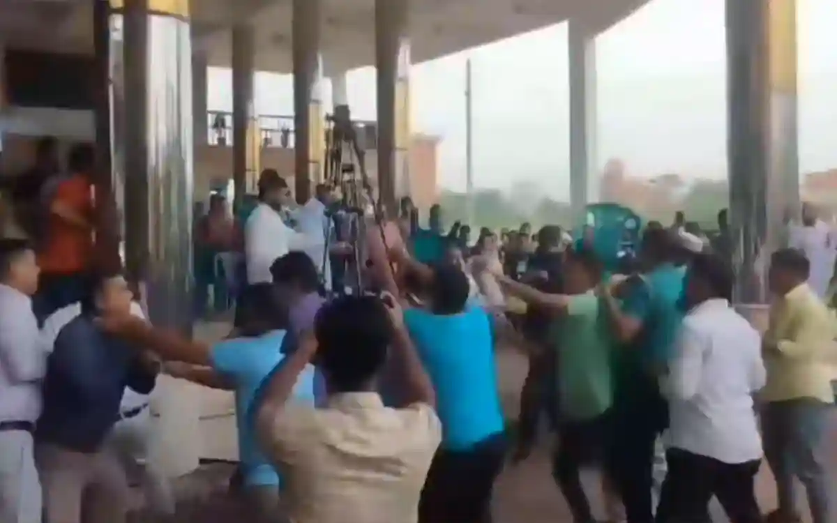 বরিশাল বিশ্ববিদ্যালয়ে কর্মকর্তাদের দু'গ্রুপের সংঘর্ষের ঘটনায় তদন্ত কমিটি গঠন