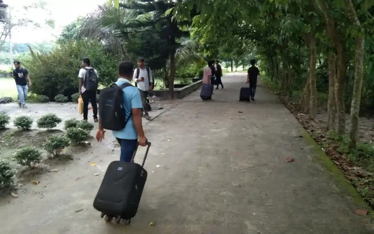 অনির্দিষ্টকালের জন্য বন্ধ বেগম রোকেয়া বিশ্ববিদ্যালয়, হল ছাড়ছেন শিক্ষার্থীরা