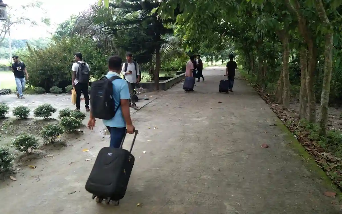 অনির্দিষ্টকালের জন্য বন্ধ বেগম রোকেয়া বিশ্ববিদ্যালয়, হল ছাড়ছেন শিক্ষার্থীরা