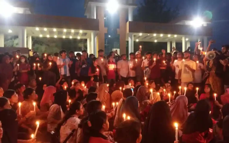 বরিশাল বিশ্ববিদ্যালয়ে কোটা আন্দোলনকারী শিক্ষার্থীদের মোমবাতি প্রজ্জ্বলন