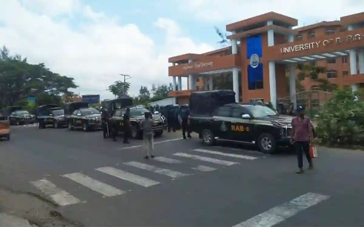 Rising Cumilla - The students of Barisal University occupied the campus even after the clash with the police