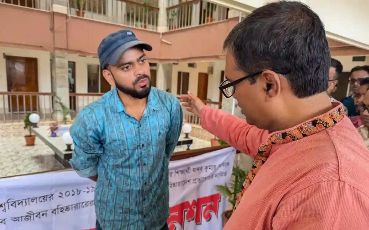 বহিষ্কারের প্রতিবাদে অনশন ববি শিক্ষার্থীর, উপাচার্যের আশ্বাসে প্রত্যাহার