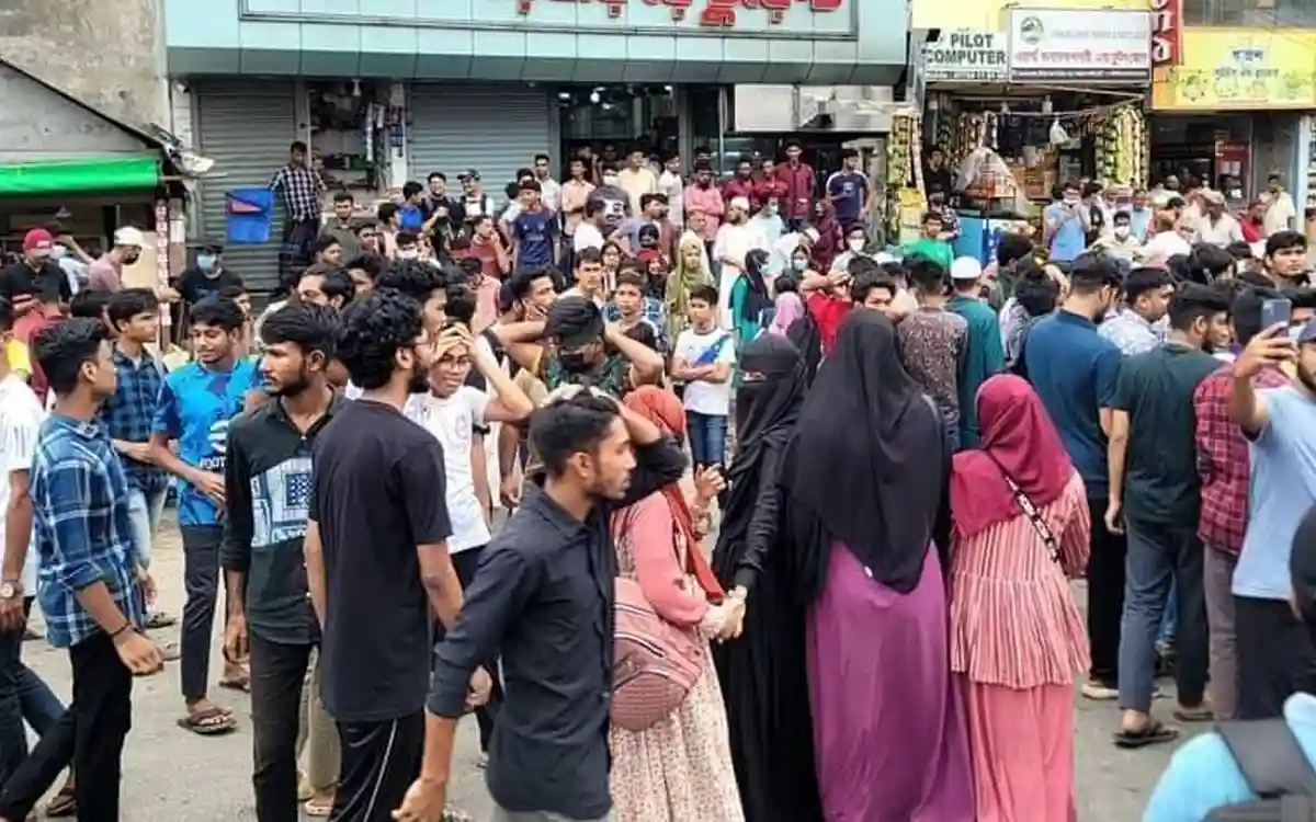 নোয়াখালীতে শিক্ষার্থীদের রিমেম্বারিং আওয়ার হিরোজ' কর্মসূচি পালন