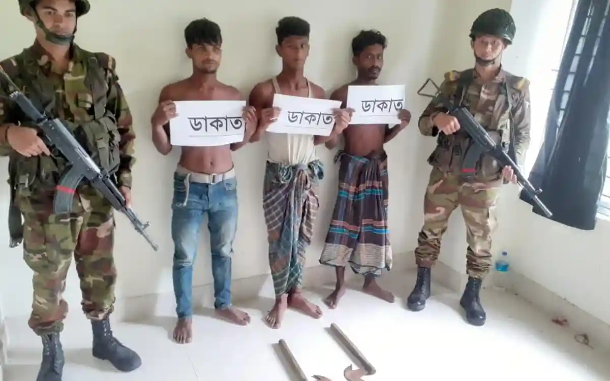 নোয়াখালীতে ৩ ডাকাতকে ধরে সেনাবাহিনীর হাতে সোপর্দ করল এলাকাবাসী