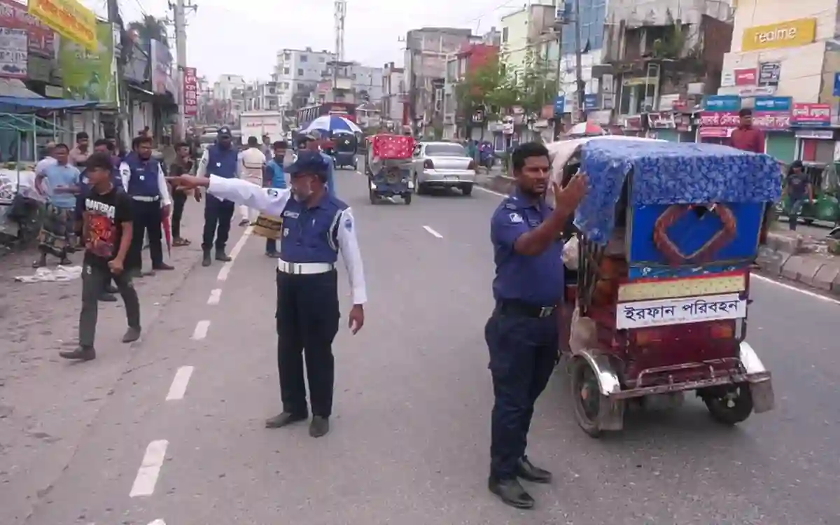 Rising Cumilla - With the help of the army, the activities of traffic and 8 police stations have started in Noakhali