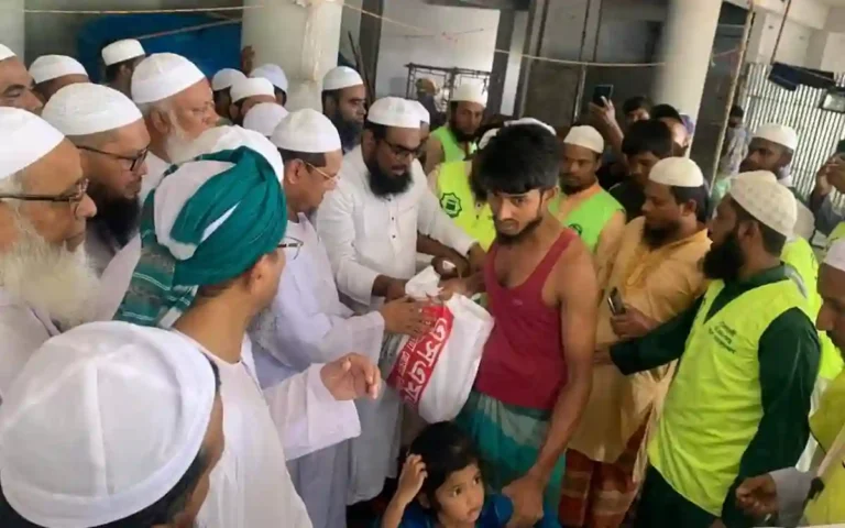 RisingCumilla.Com - Charmonai Pir is distributing relief to flood affected areas in Cumilla