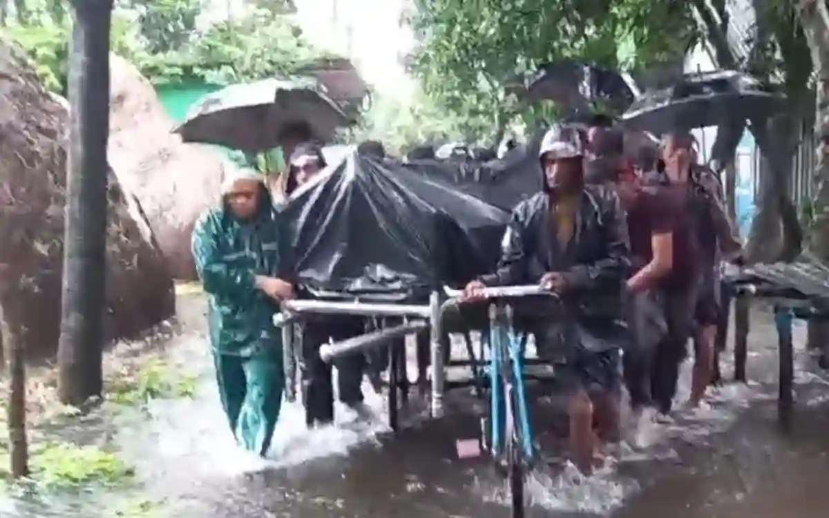 RisingCumilla.Com - Due to the flood, the youth was not placed in the family cemetery