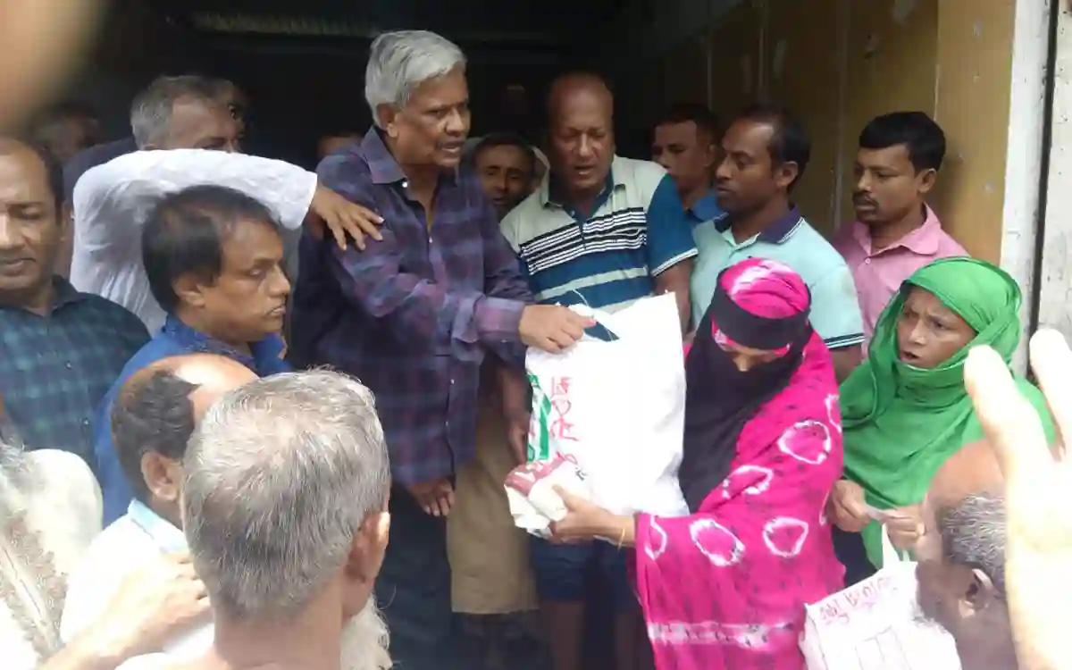 RisingCumilla.Com - Relief distribution of BNP Vice Chairman among flood victims in Noakhali