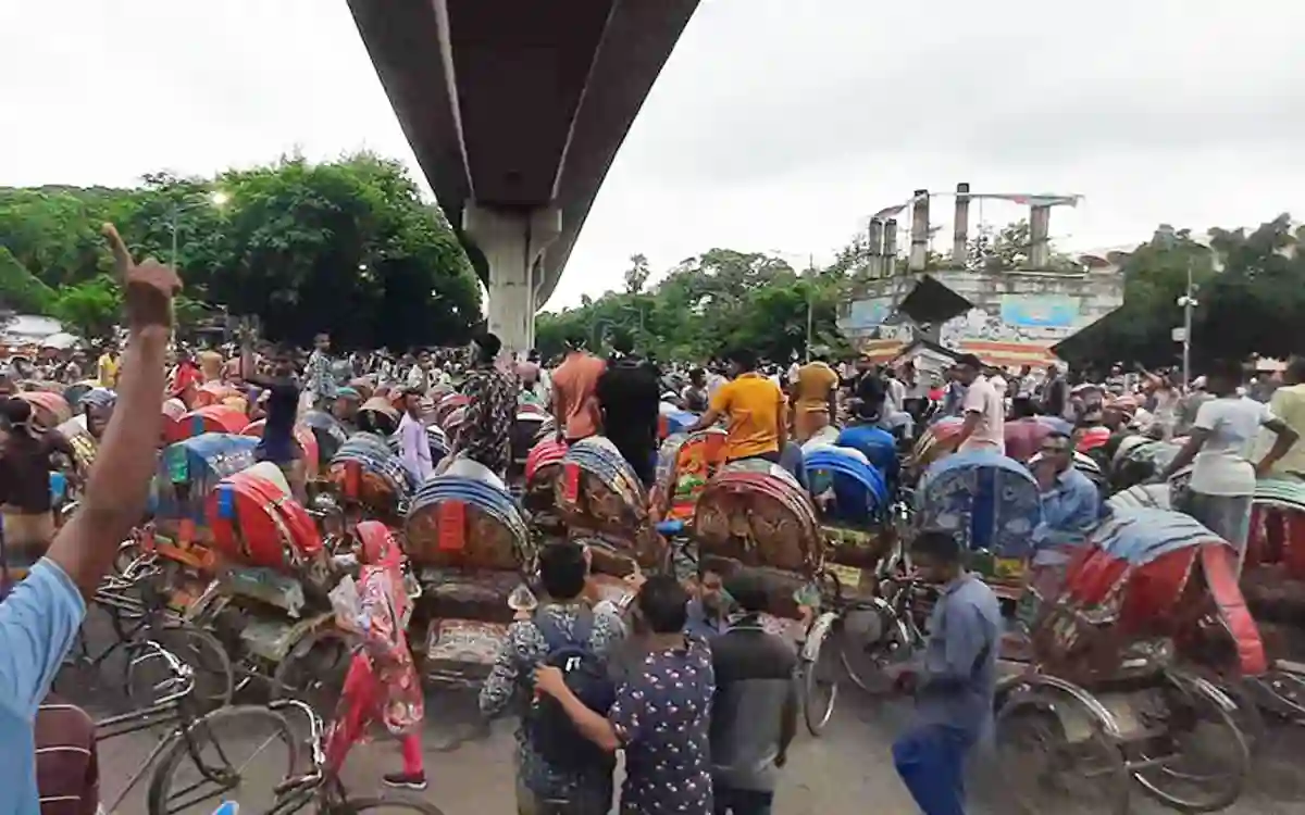 RisingCumilla.Com - The protest of rickshaw pullers blocked the Shahbag intersection of the capital