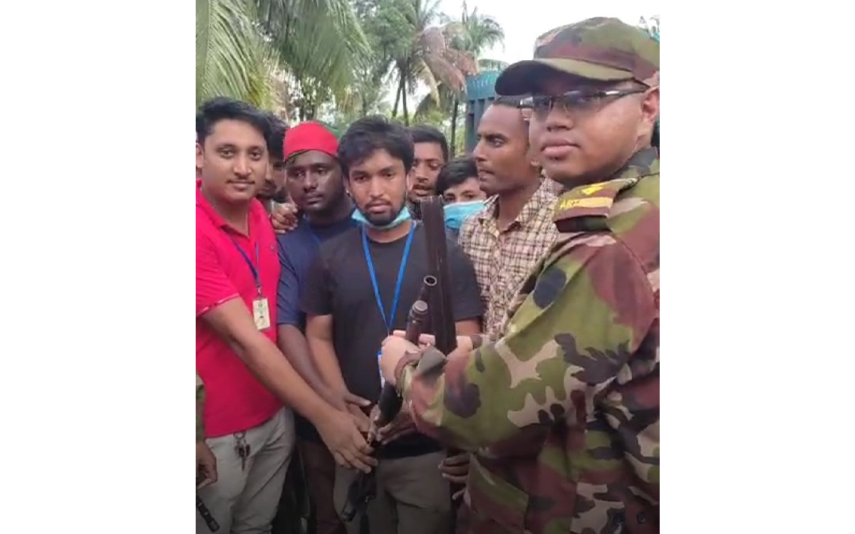 RisingCumilla.Com - The students returned the looted weapons from the police station in Noakhali