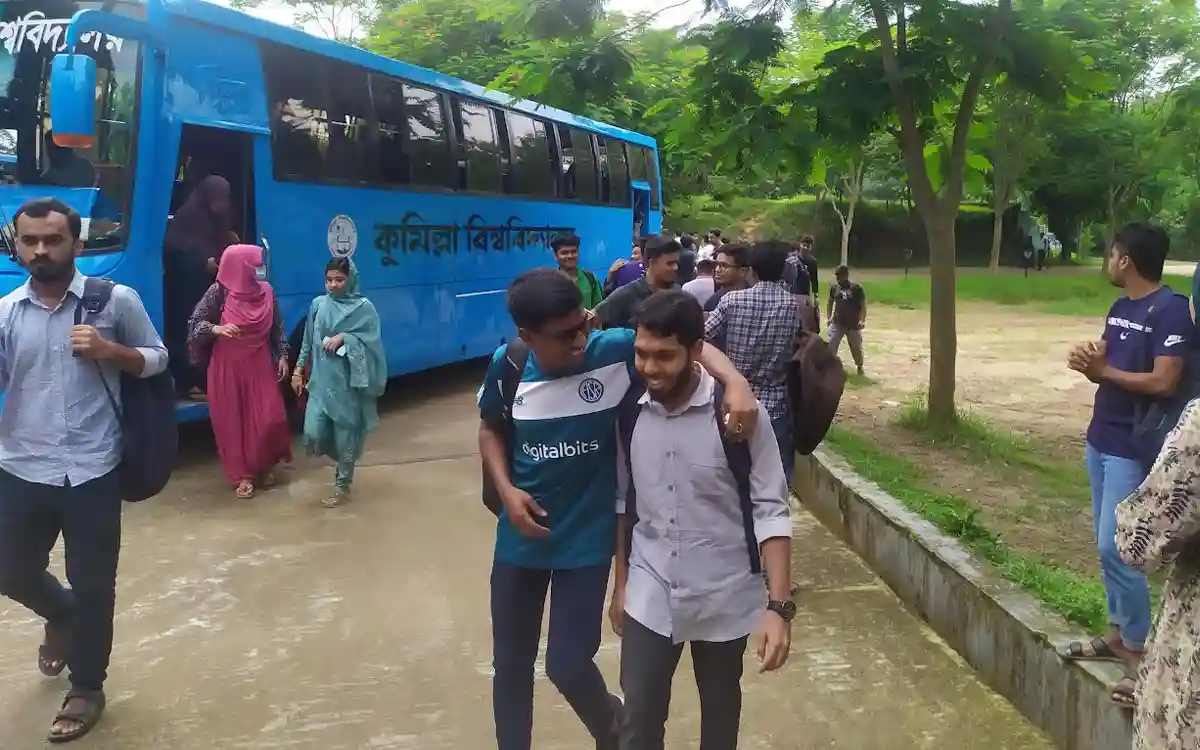 কুমিল্লা বিশ্ববিদ্যালয়ঃ ১ মাস ৩ দিন পর সশরীরে ক্লাসে ফিরছে শিক্ষার্থীরা