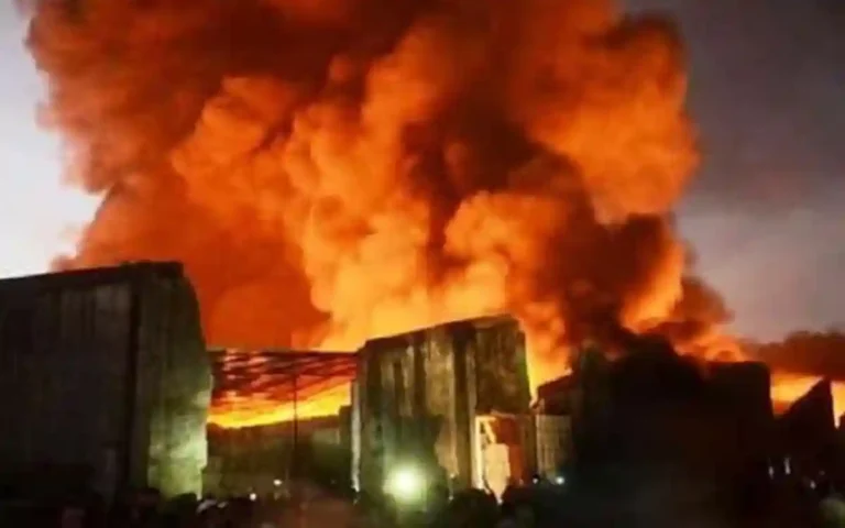 কুমিল্লায় গাড়ির শো-রুমে অগ্নিকান্ড