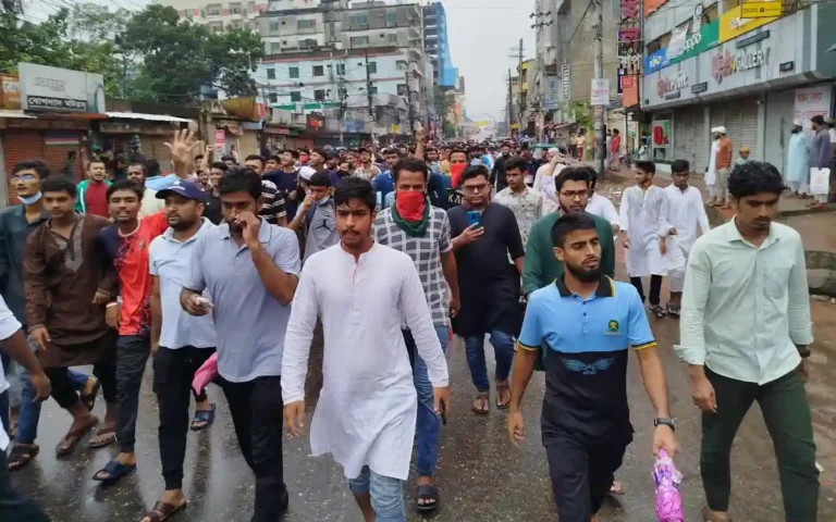 কোটা আন্দোলন : কুমিল্লায় শিক্ষার্থী-জনতার অংশগ্রহণে গণমিছিল