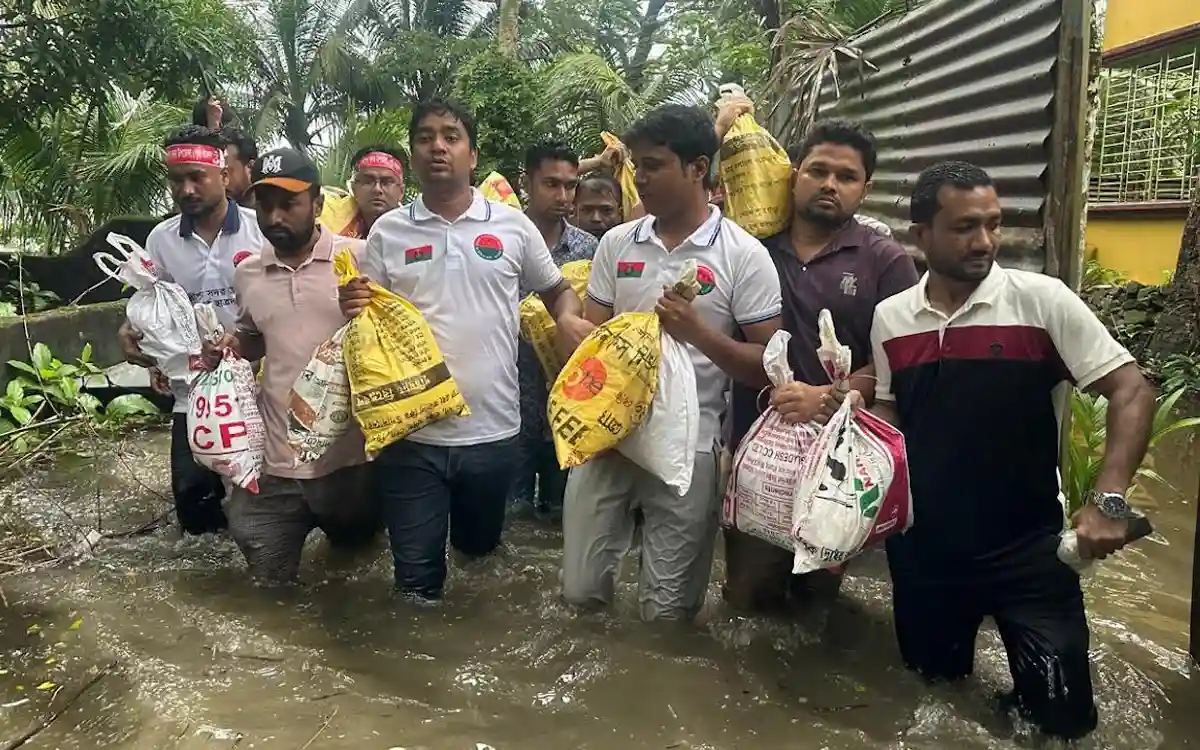 ঘরে ঘরে ত্রাণ পৌঁছে দিল ছাত্রদল