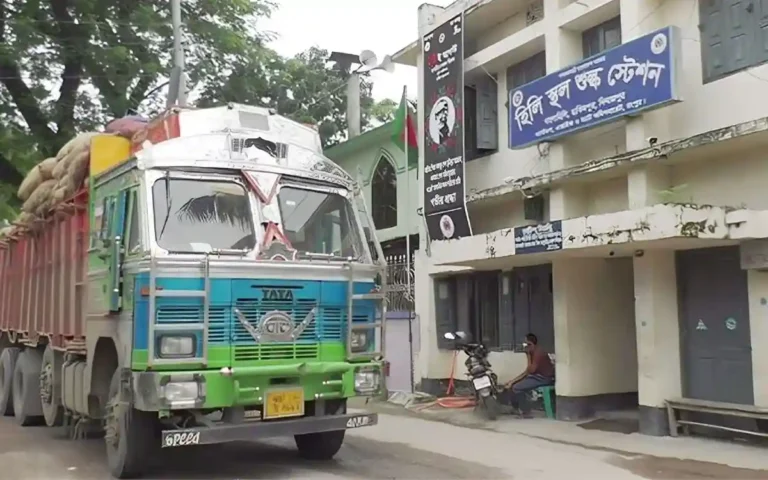জন্মাষ্টমী উপলক্ষে আজ হিলি স্থলবন্দরের আমদানি রপ্তানি কার্যক্রম বন্ধ