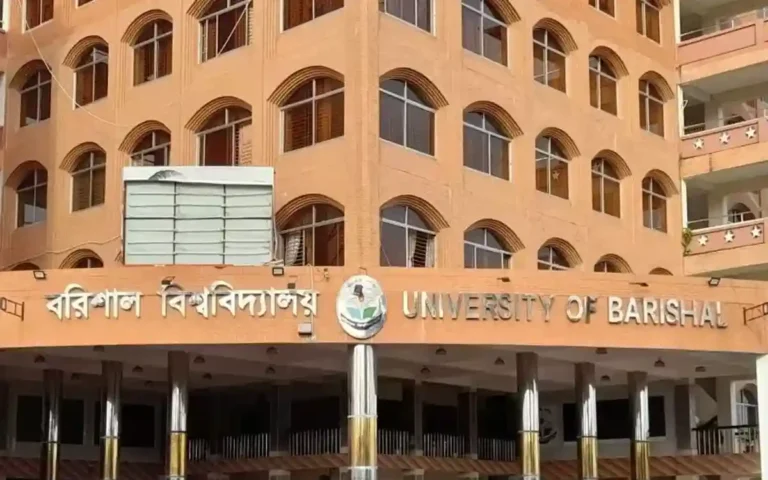 তালা ভেঙে হলে প্রবেশ করছেন বরিশাল বিশ্ববিদ্যালয় শিক্ষার্থীরা
