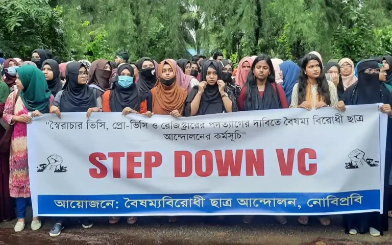 নোবিপ্রবির ভিসি স্বৈরাচারের দোসর, পদত্যাগের দাবিতে বাসভবন ঘেরাও