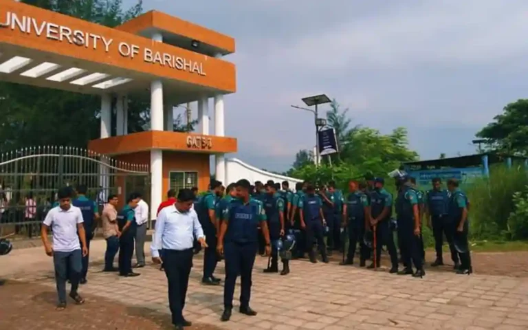 বরিশাল বিশ্ববিদ্যালয়ে পুলিশের ব্রিফিংয়ের সামনেই সাংবাদিককে হেনস্তা