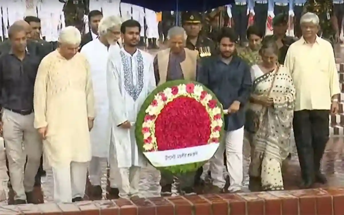 জাতীয় স্মৃতিসৌধে বীর শহীদদের প্রতি প্রধান উপদেষ্টাসহ ১৩ উপদেষ্টার শ্রদ্ধা