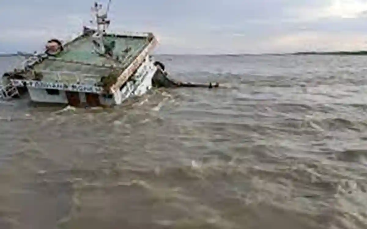 হাতিয়াতে মালবাহী ট্রলার ডুবে শিশুসহ নিহত ৪