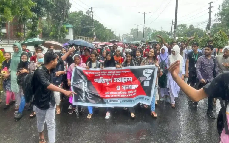 বৃষ্টি উপেক্ষা করে শিক্ষার্থীদের বিক্ষোভ, যোগ দিলেন শিক্ষক -অভিভাবকরা