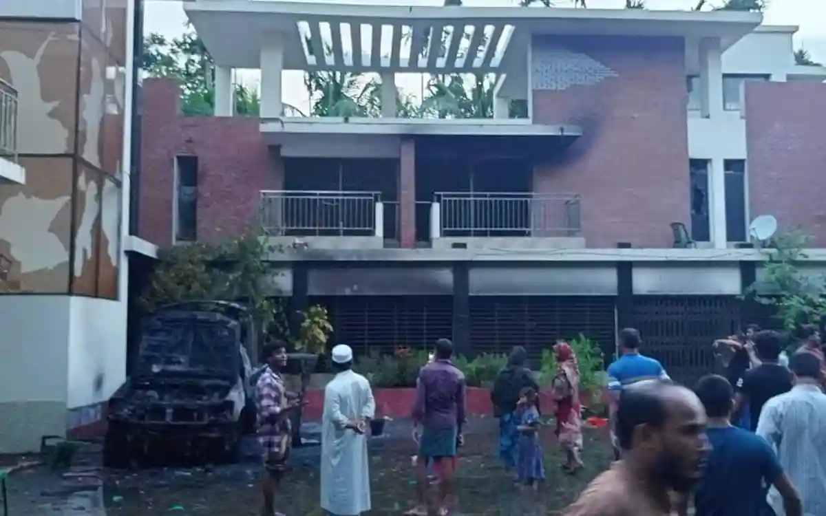 মিছিল নিয়ে সাবেক এমপি ইব্রাহীমের বাড়িতে অগ্নিসংযোগ