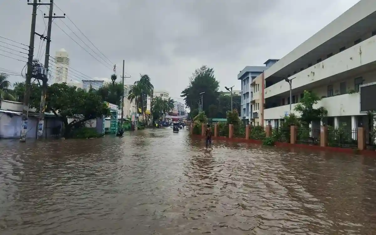 রেকর্ড বৃষ্টিতে ডুবল নোয়াখালী শহর, চরম দুর্ভোগে মানুষ