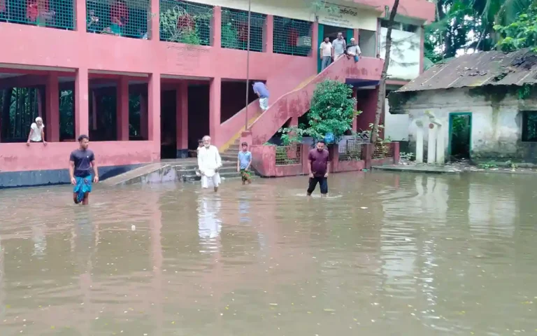 লক্ষ্মীপুরের ২ শতাধিক গ্রাম প্লাবিত : পানিবন্দি প্রায় ৪ লাখ মানুষ