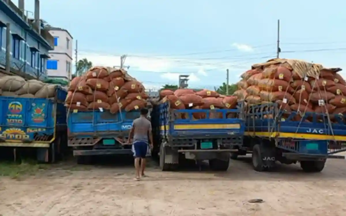 হিলি স্থলবন্দরে রেকর্ড পরিমাণে র্কাঁচামরিচ আমদানি