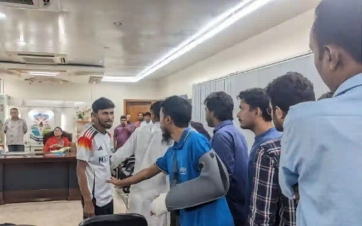 Rising Cumilla - Students' conversation with Chhatra Dal leader in Vice-Chancellor's room during Courtesy Meeting